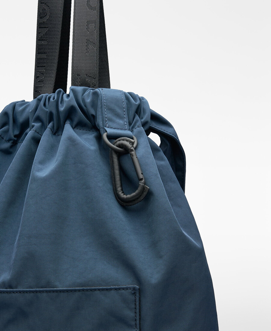 mochila con cordón para hombre