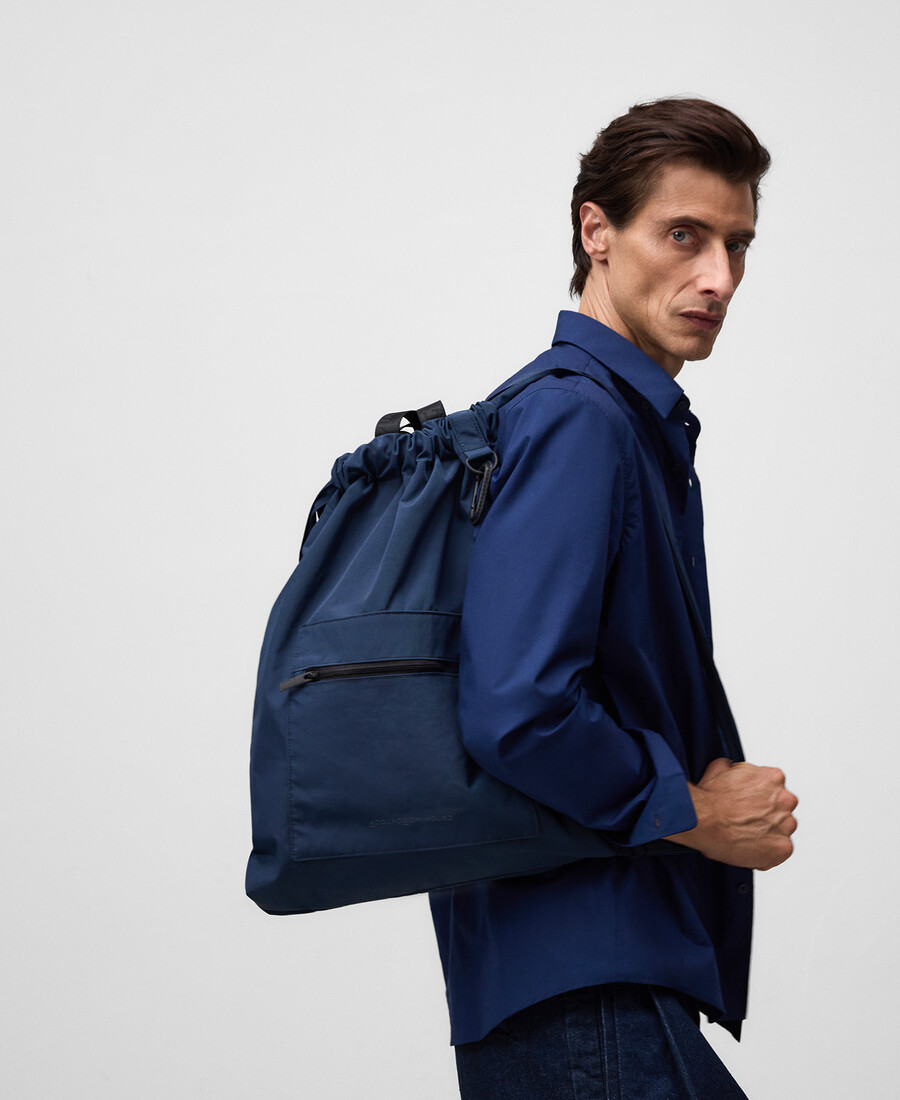 mochila con cordón para hombre