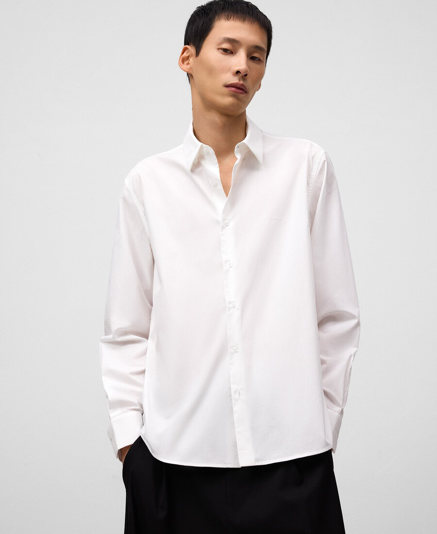 camisa de cuello abierto de corte regular para hombre