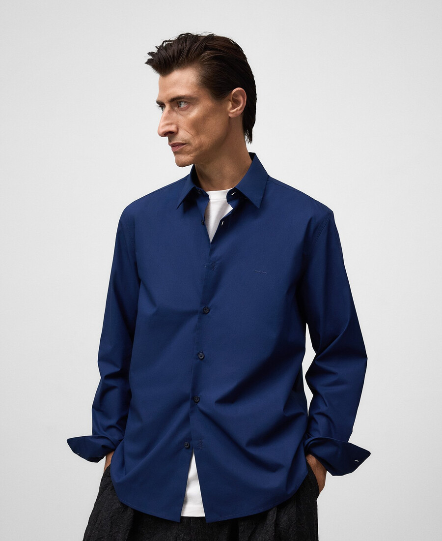 camisa de cuello abierto de corte regular para hombre