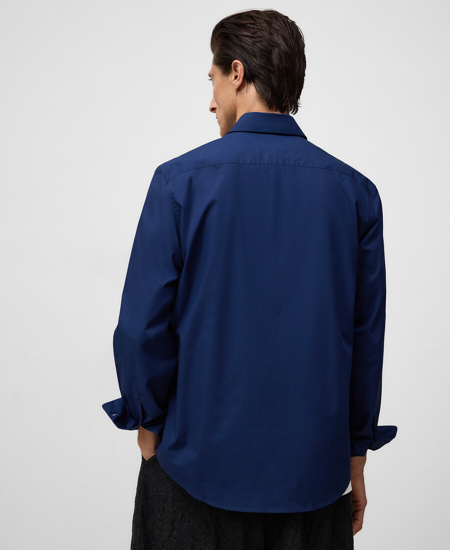 camisa de cuello abierto de corte regular para hombre