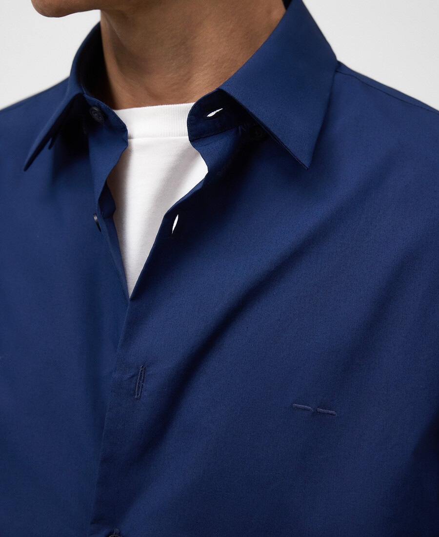 camisa de cuello abierto de corte regular para hombre