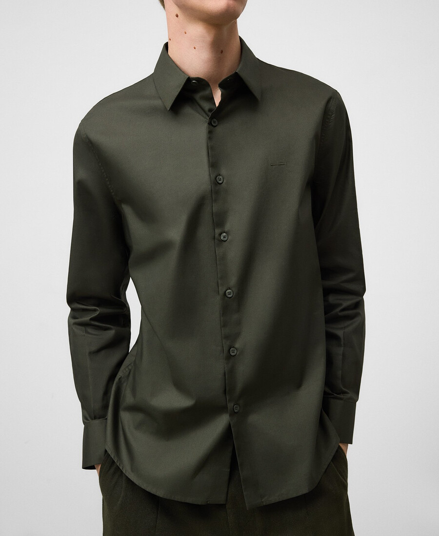 camisa de cuello abierto de corte regular para hombre