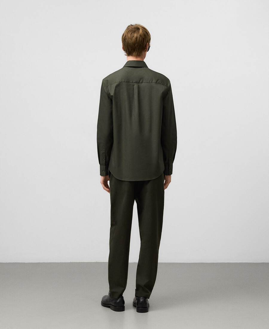 camisa de cuello abierto de corte regular para hombre