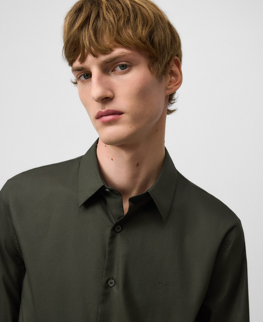 camisa de cuello abierto de corte regular para hombre