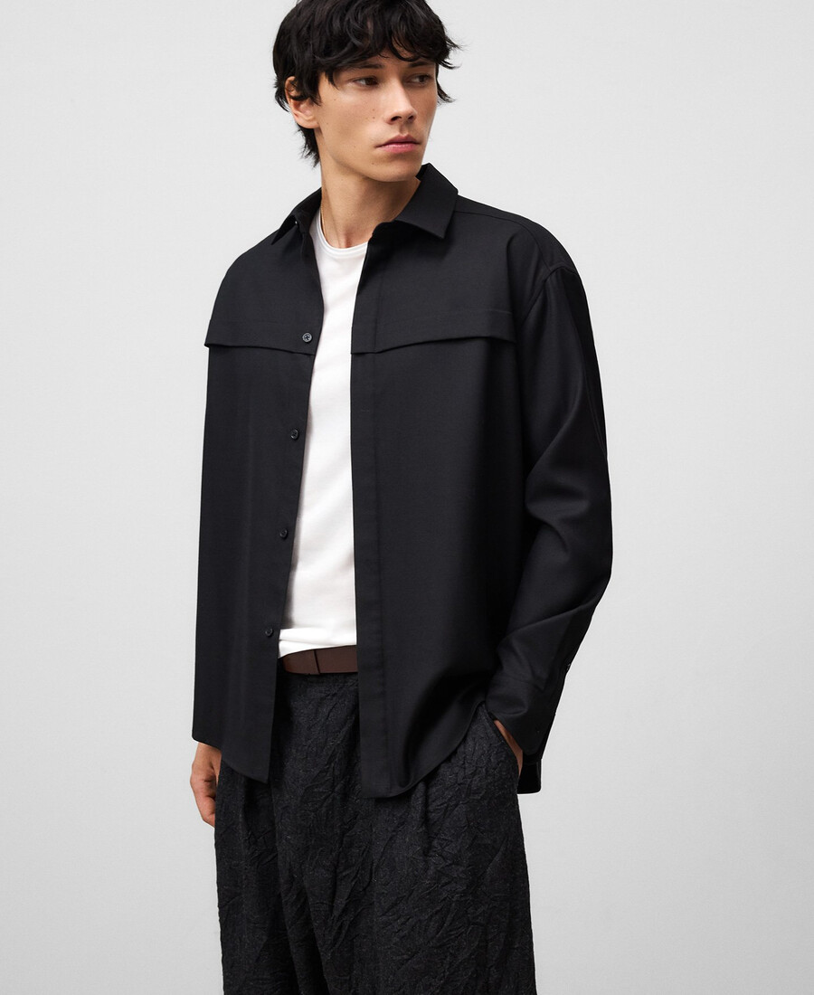 camisa con pliegues horizontales hombre