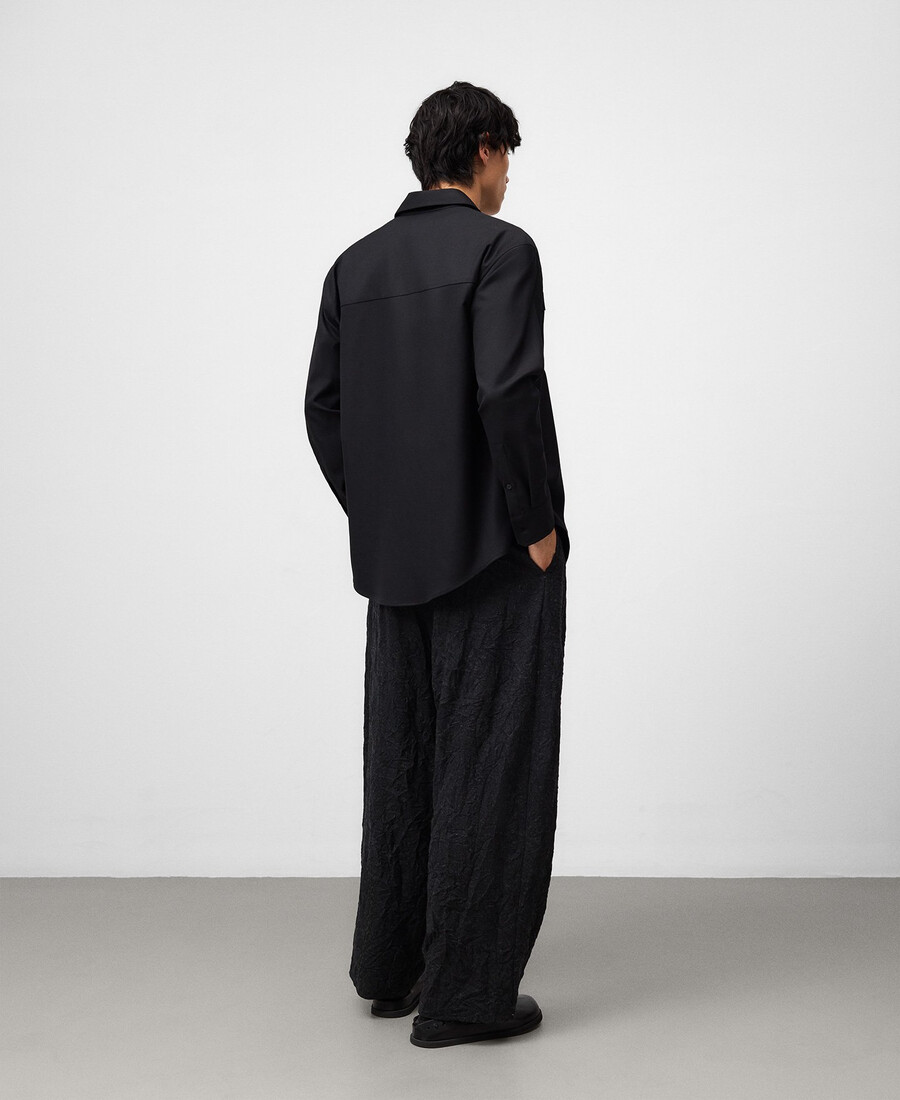 camisa con pliegues horizontales hombre