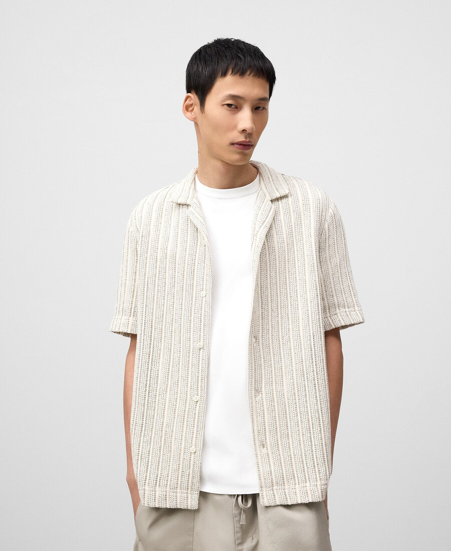 camisa estructurada con cuello bowling para hombre