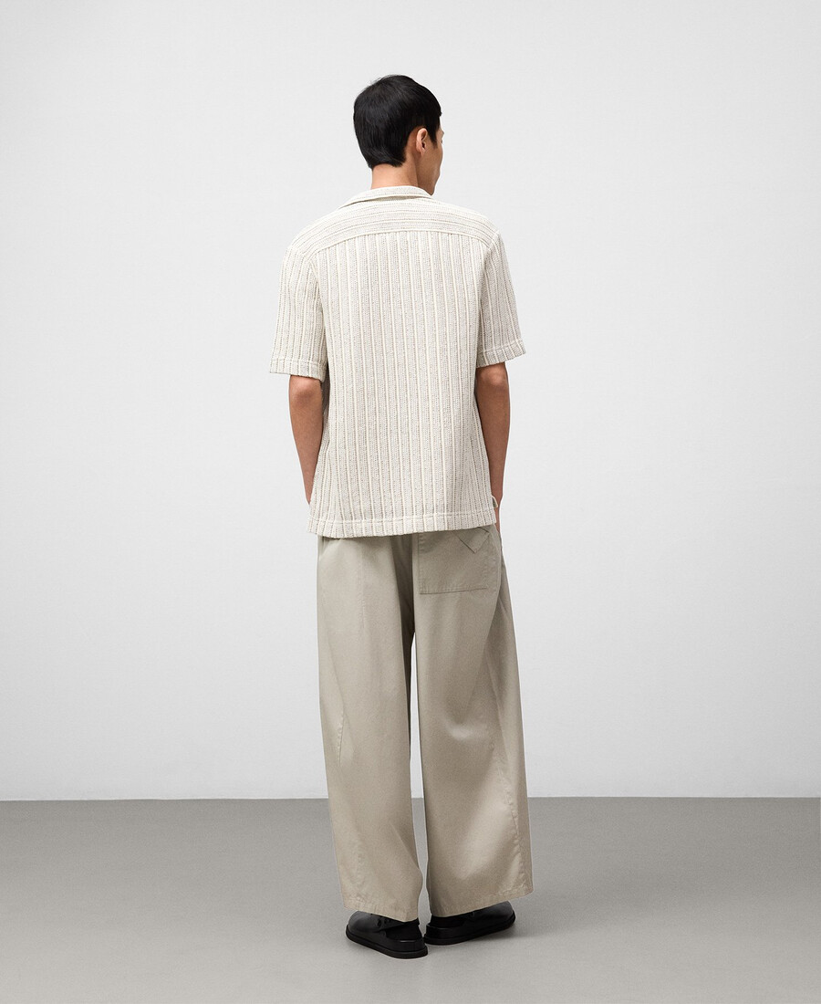 camisa estructurada con cuello bowling para hombre