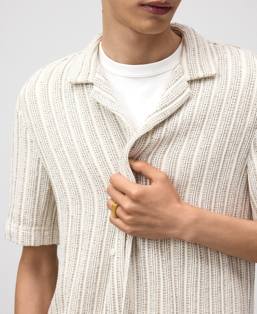 camisa estructurada con cuello bowling para hombre