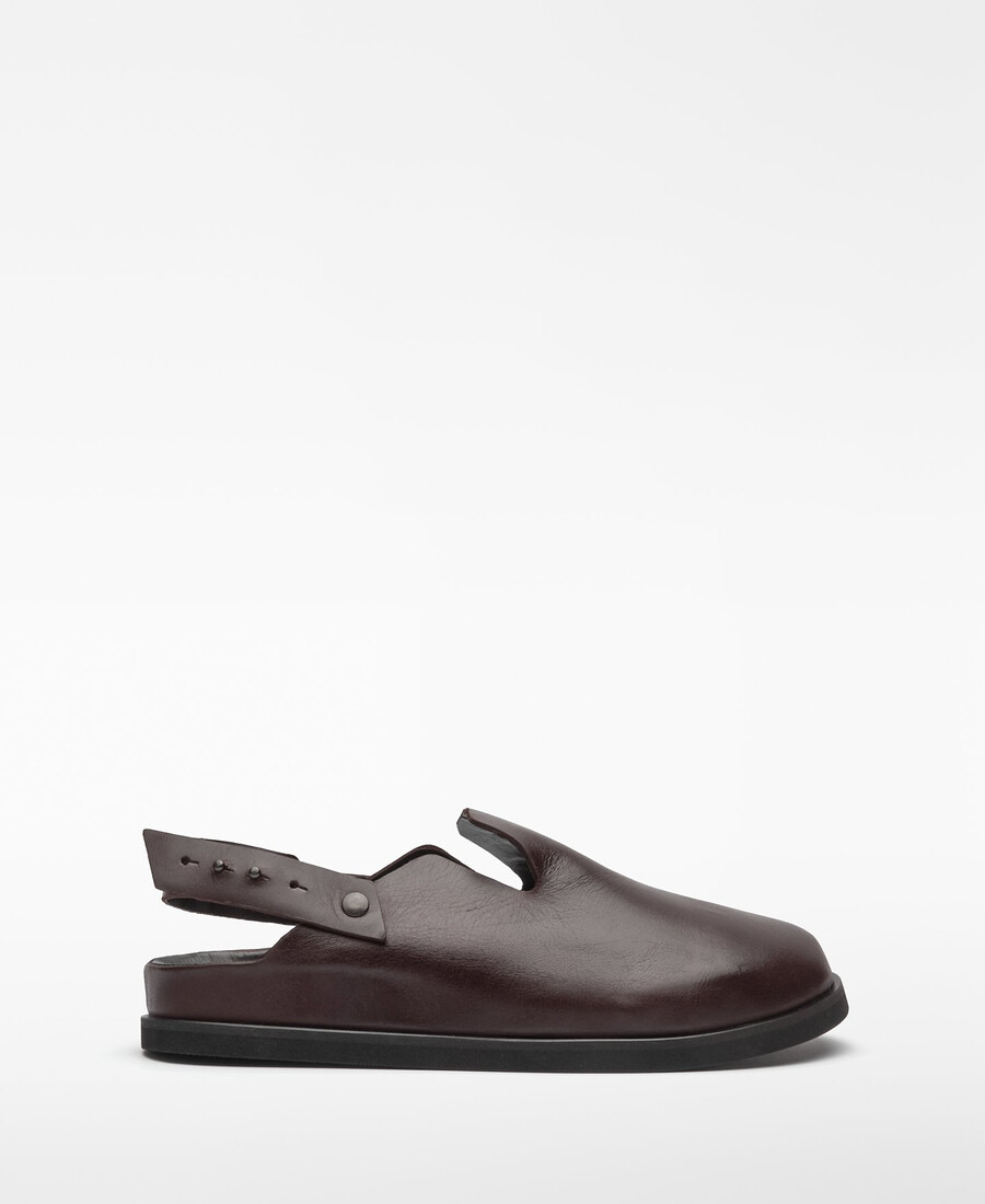 zueco de cuero marrón para hombre