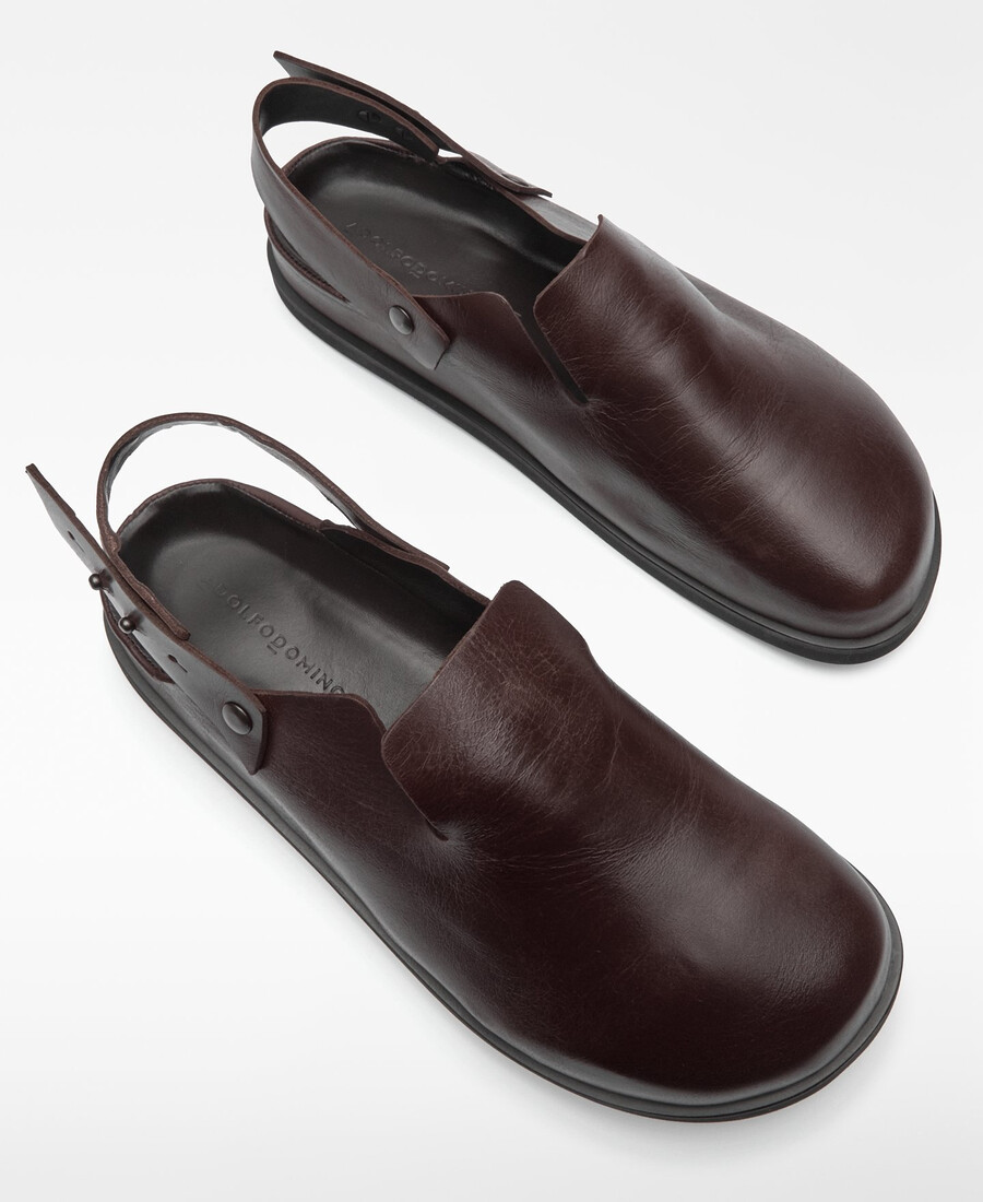zueco de cuero marrón para hombre