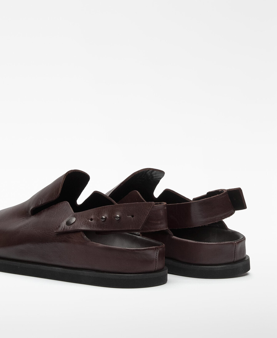 zueco de cuero marrón para hombre