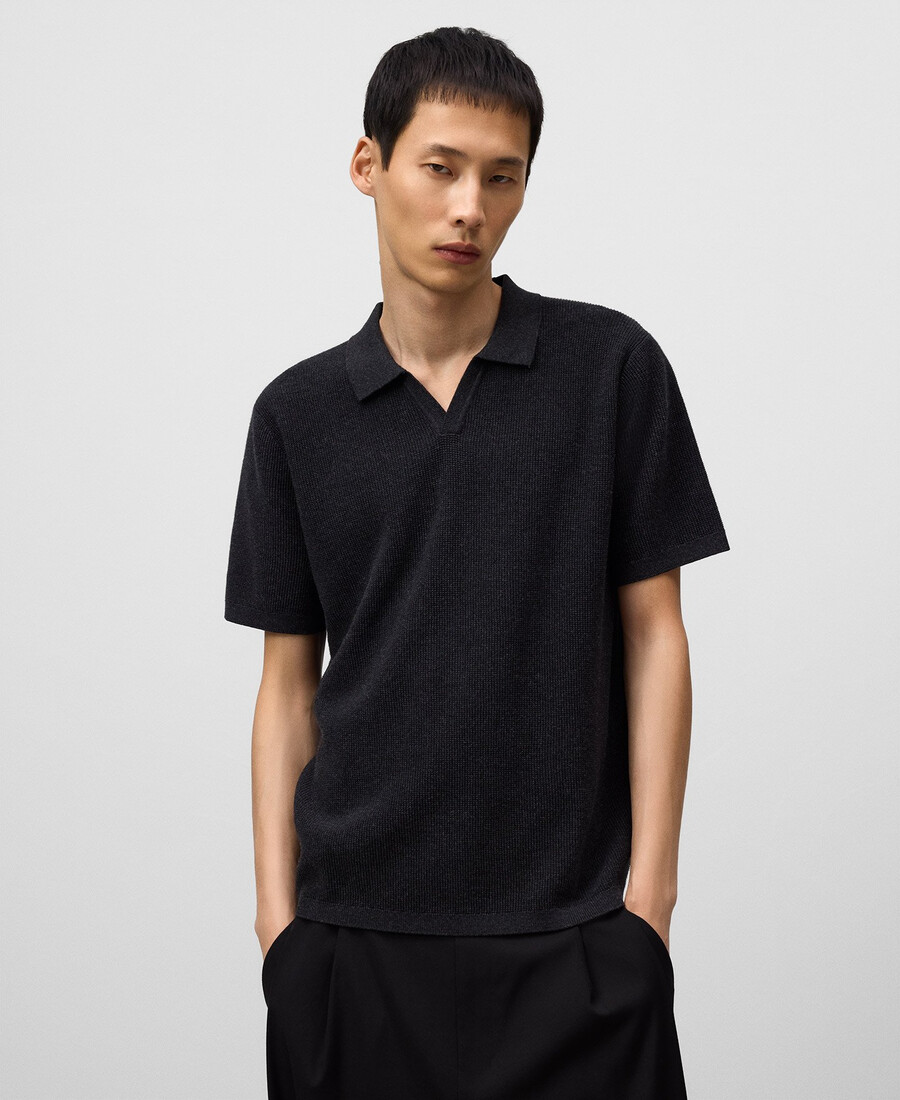 polo de punto estructurado con cuello en v para hombre