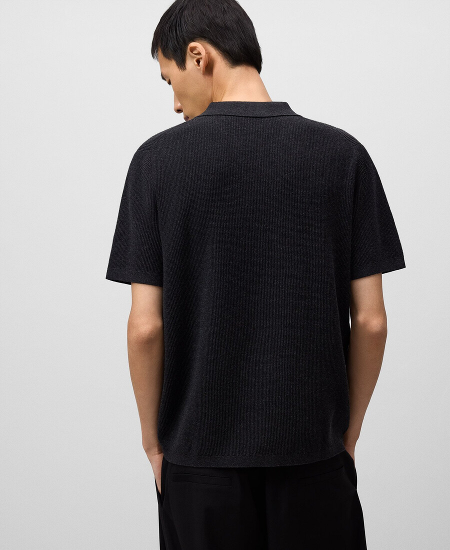 polo de punto estructurado con cuello en v para hombre