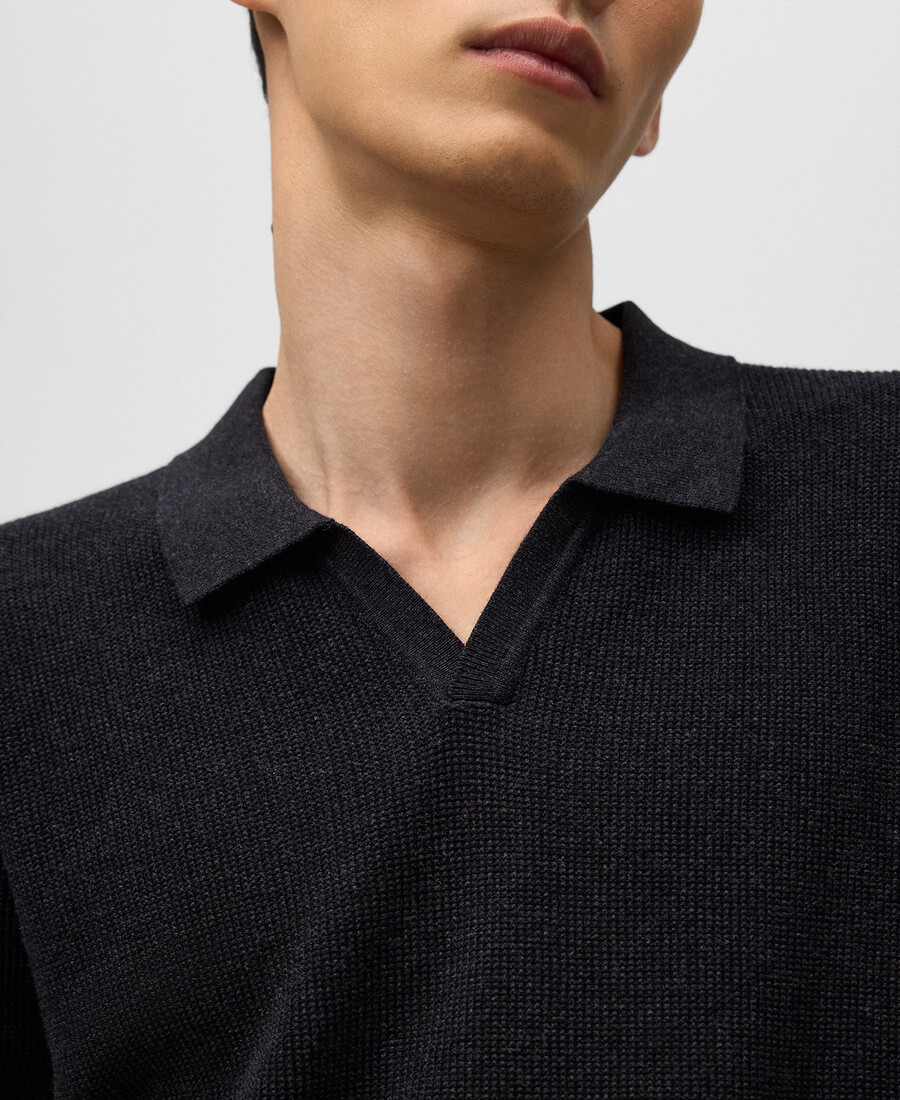 polo de punto estructurado con cuello en v para hombre