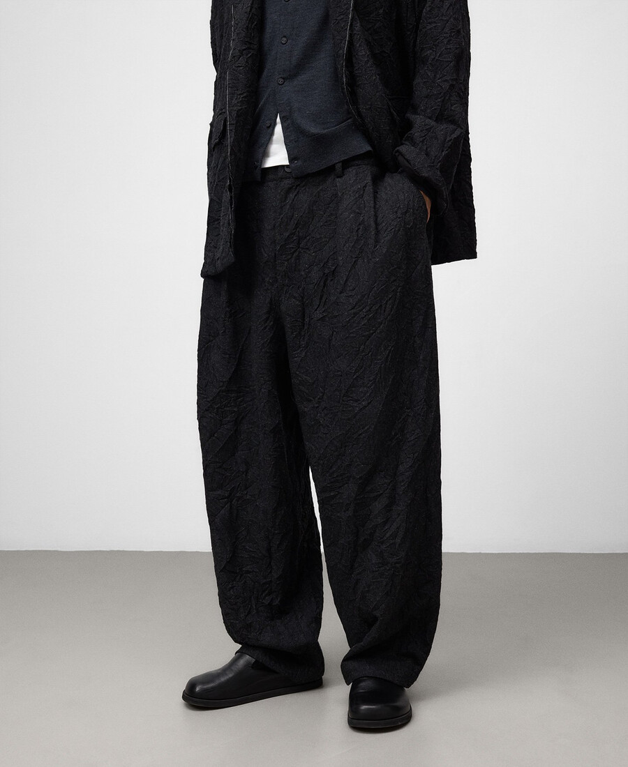 pantalones arrugados para hombre