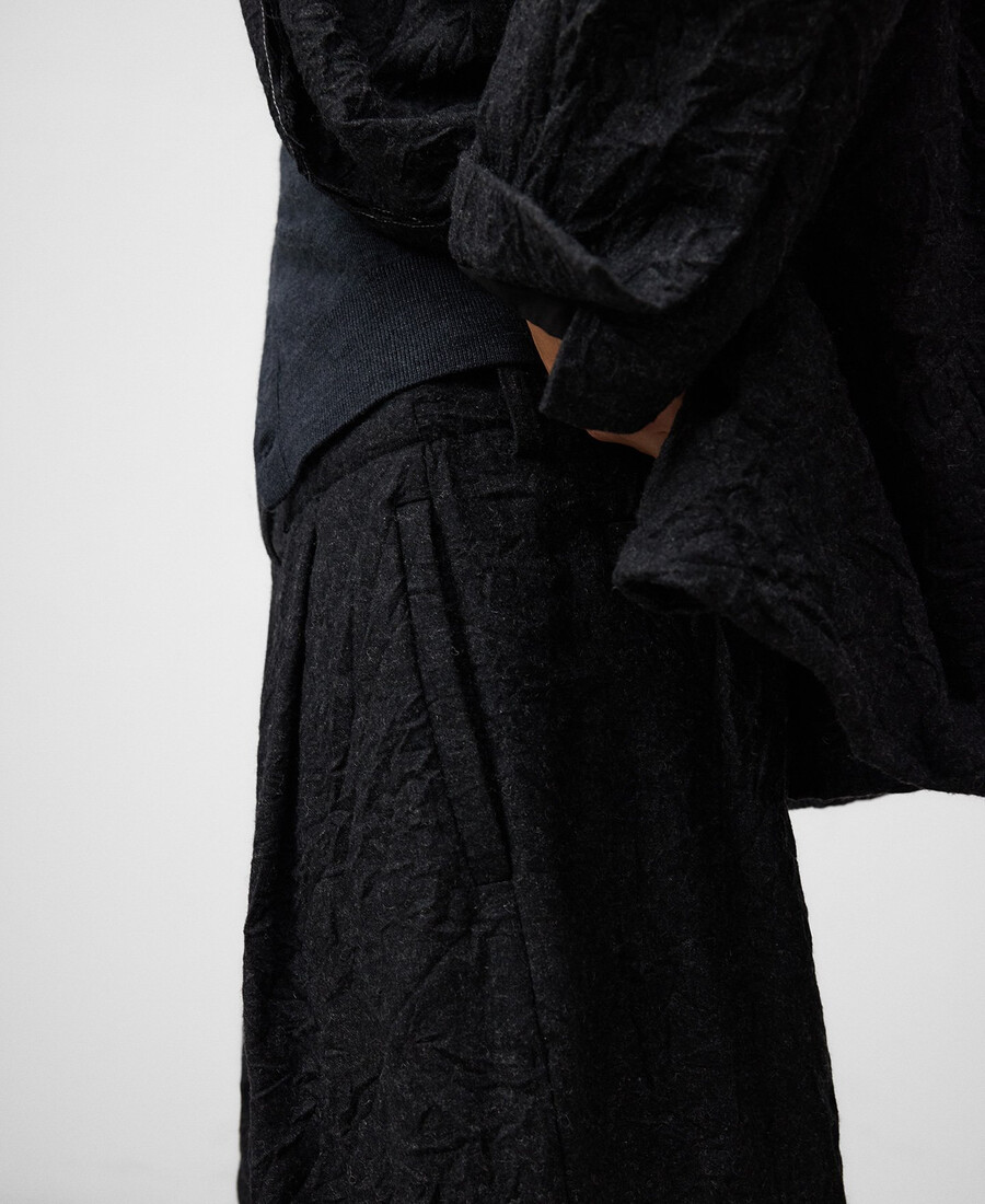 pantalones arrugados para hombre