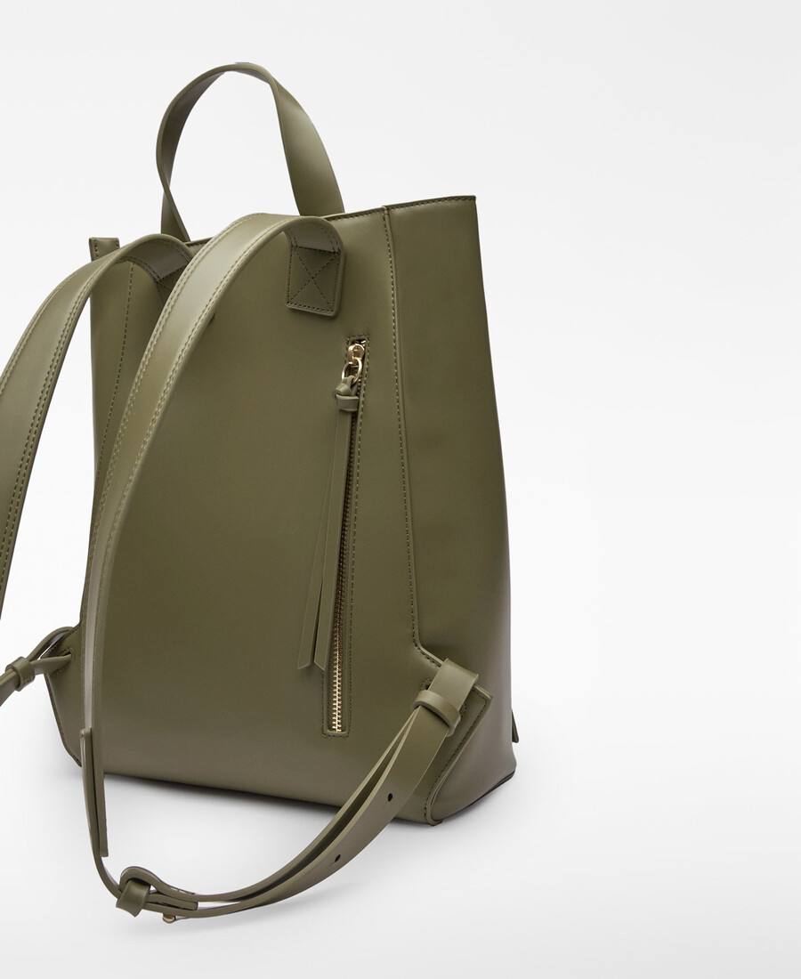 mochila con solapa de piel y sin piel para mujer