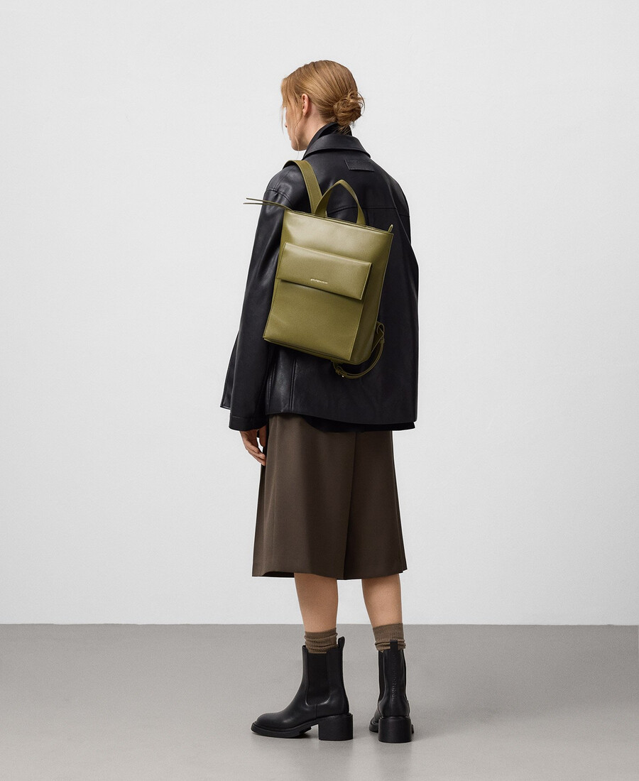 mochila con solapa de piel y sin piel para mujer