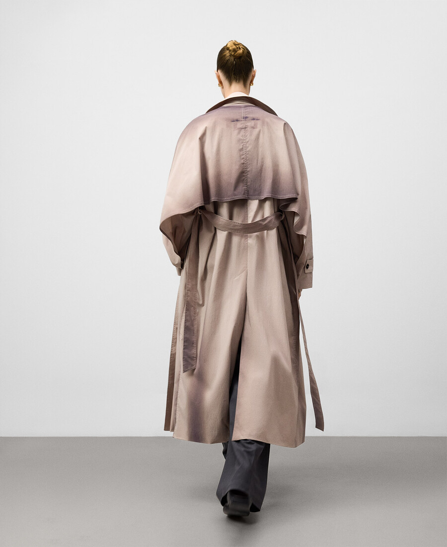 gabardina de mujer con efecto envejecido