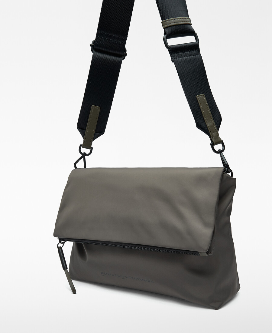 bolso bandolera mediano con solapa de nailon para mujer