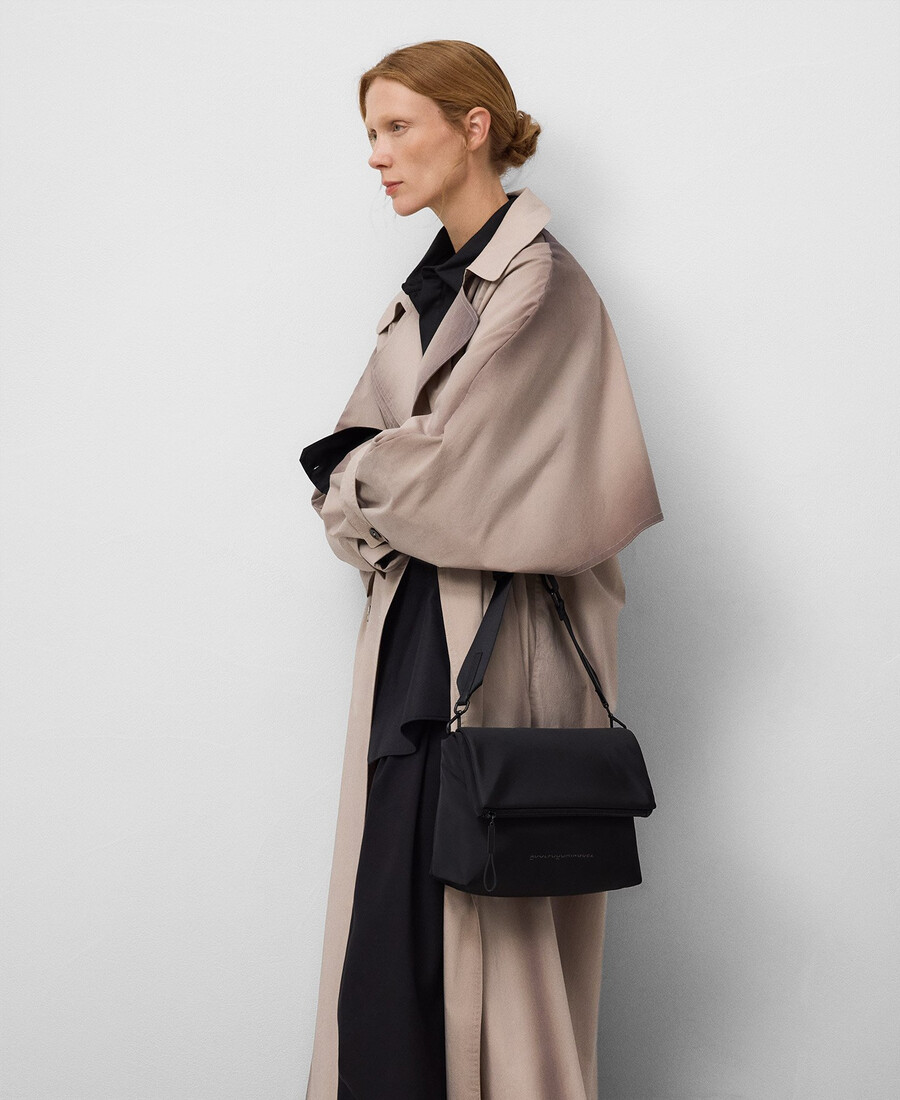 bolso bandolera mediano con solapa de nailon para mujer