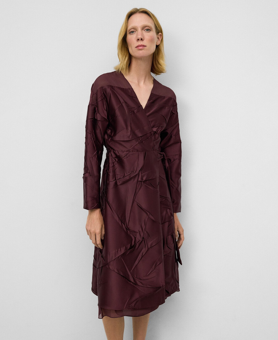 vestido de mujer con tejido arrugado en contraste