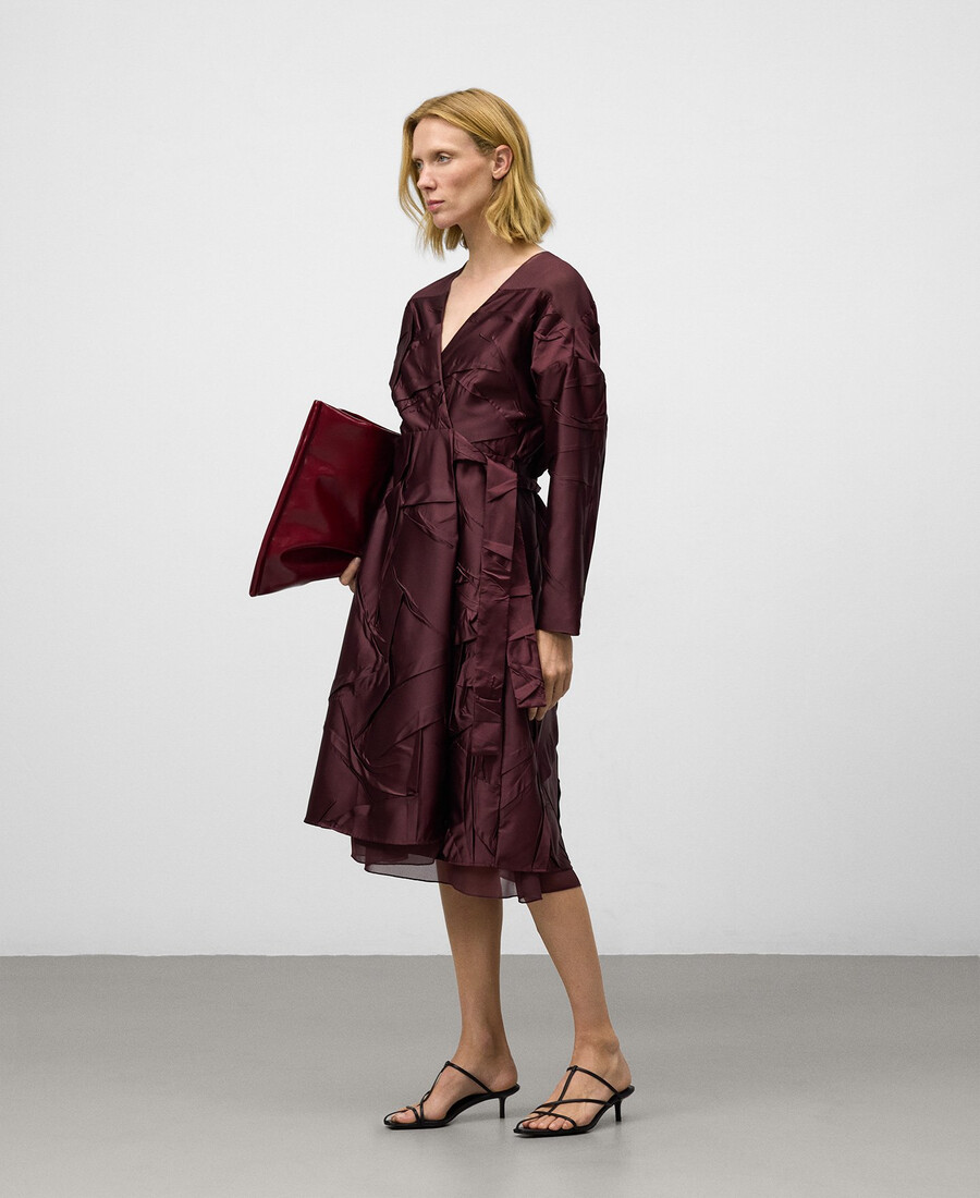 vestido de mujer con tejido arrugado en contraste