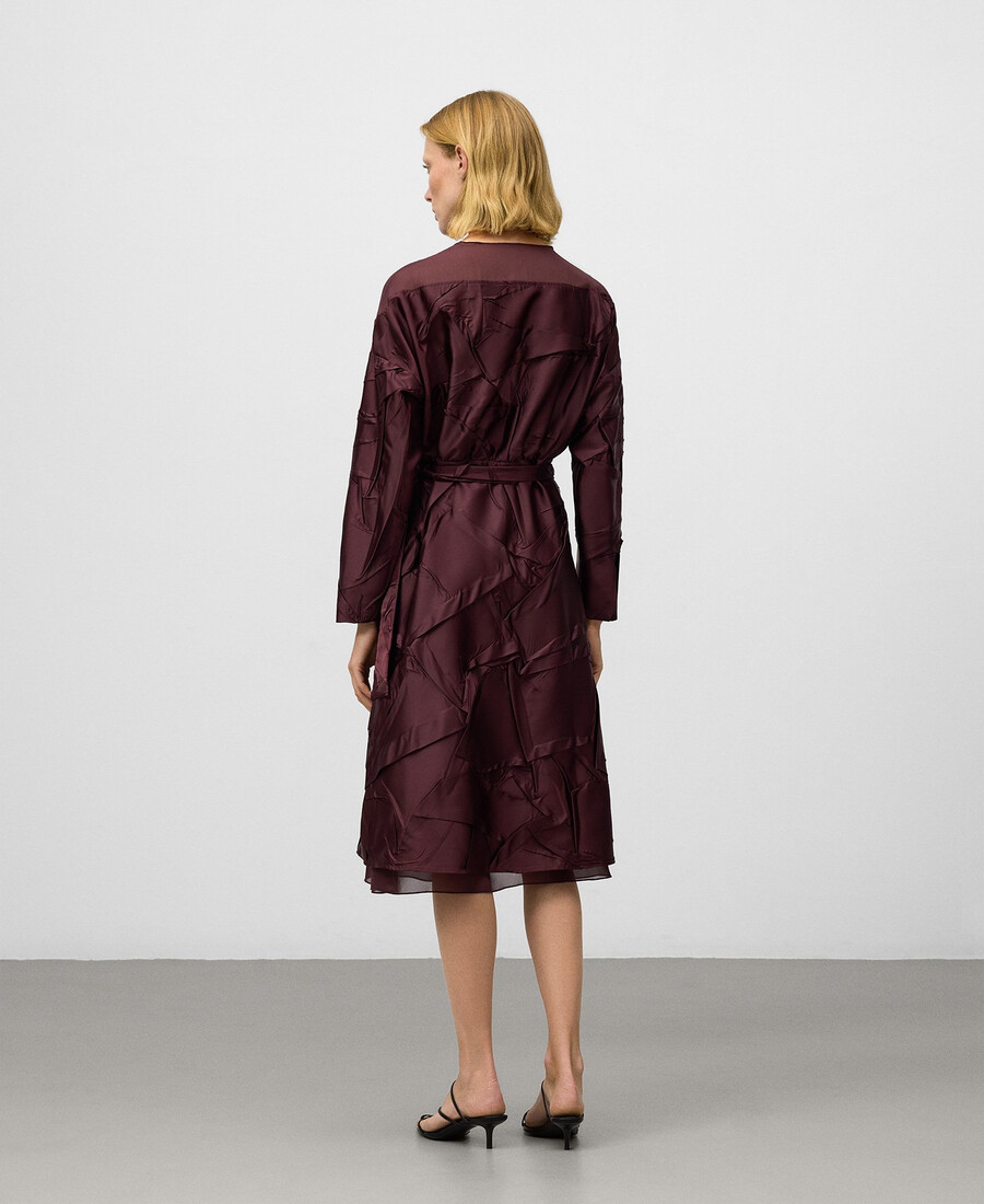 vestido de mujer con tejido arrugado en contraste