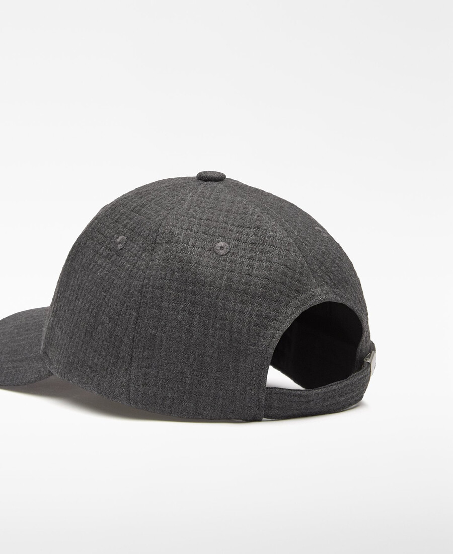 gorra con logo bordado para mujer