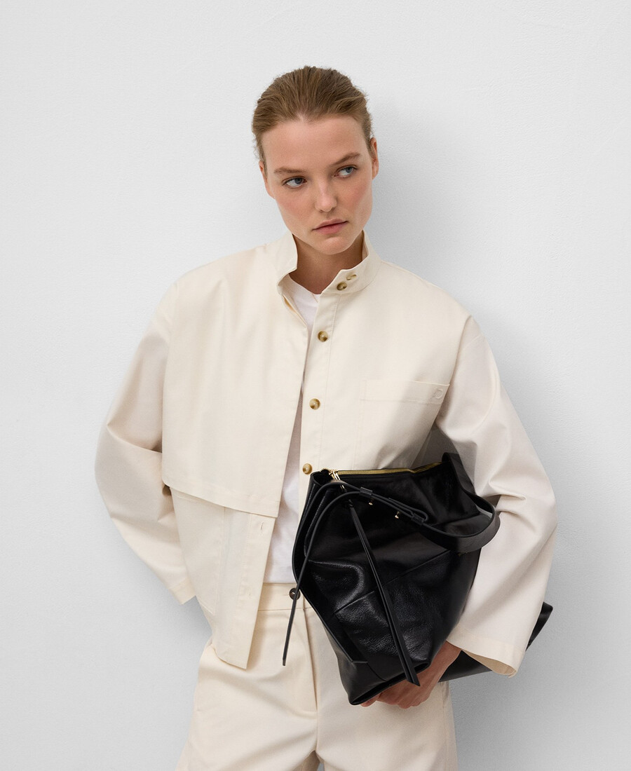 camisa de cuello alto con canesú delantero para mujer