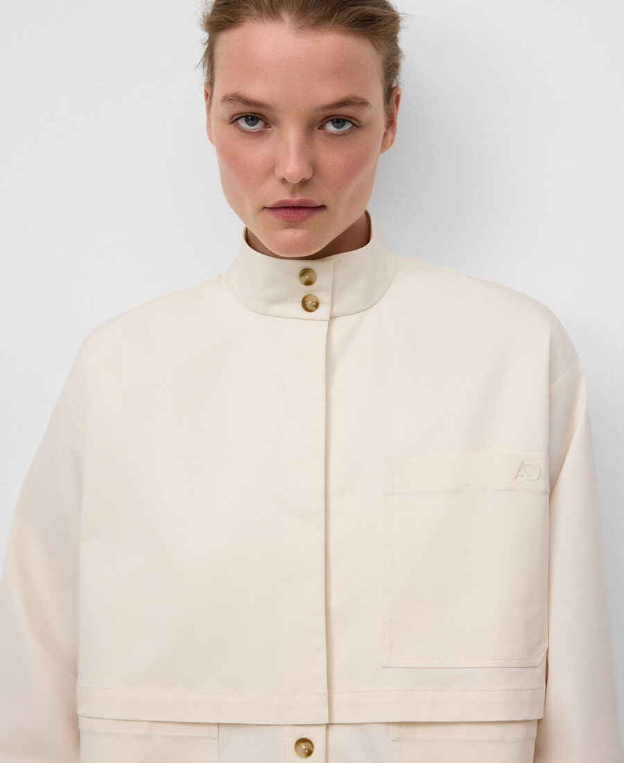 camisa de cuello alto con canesú delantero para mujer