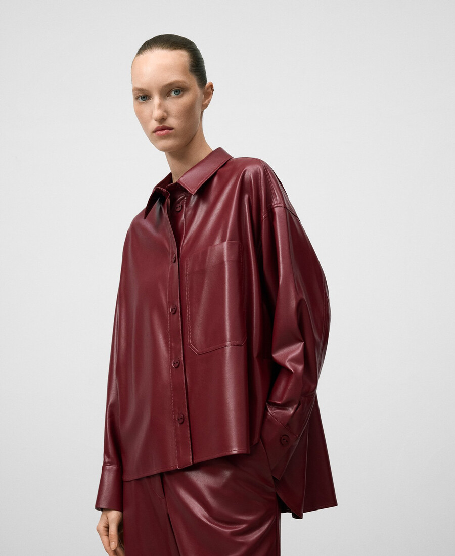 camisa roja de mujer de cuero y no cuero