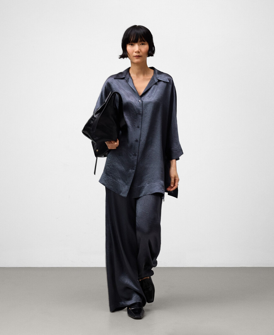 camisa oversize de satén arrugado para mujer