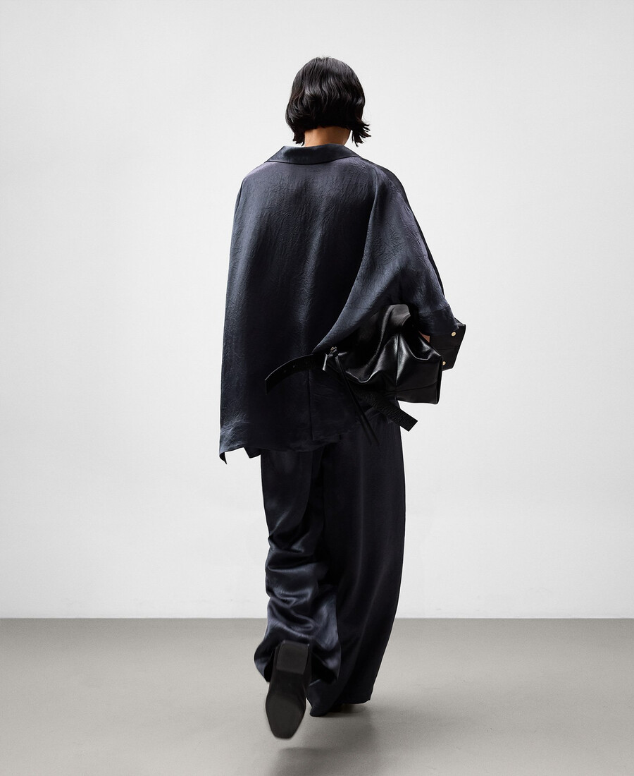 camisa oversize de satén arrugado para mujer