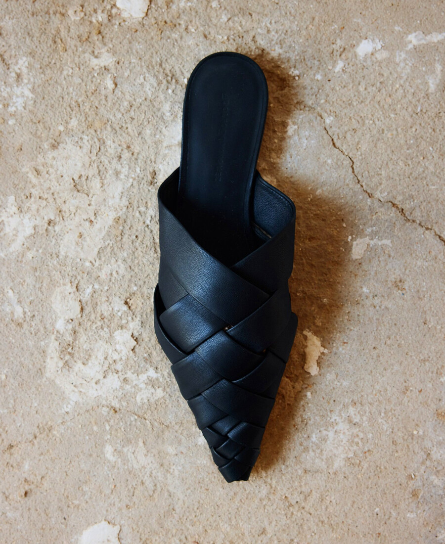 mule de piel trenzada para mujer