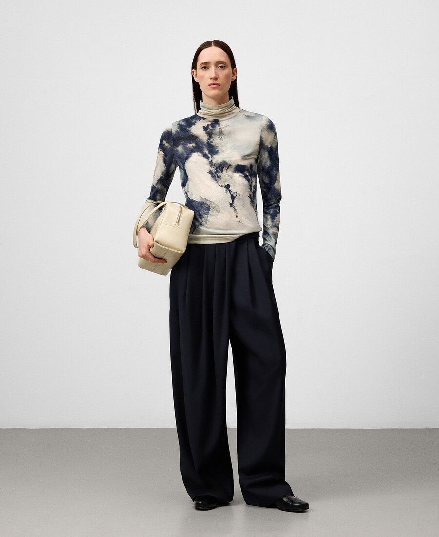 camiseta estampada de cuello alto para mujer