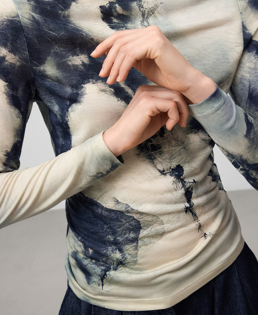 camiseta estampada de cuello alto para mujer