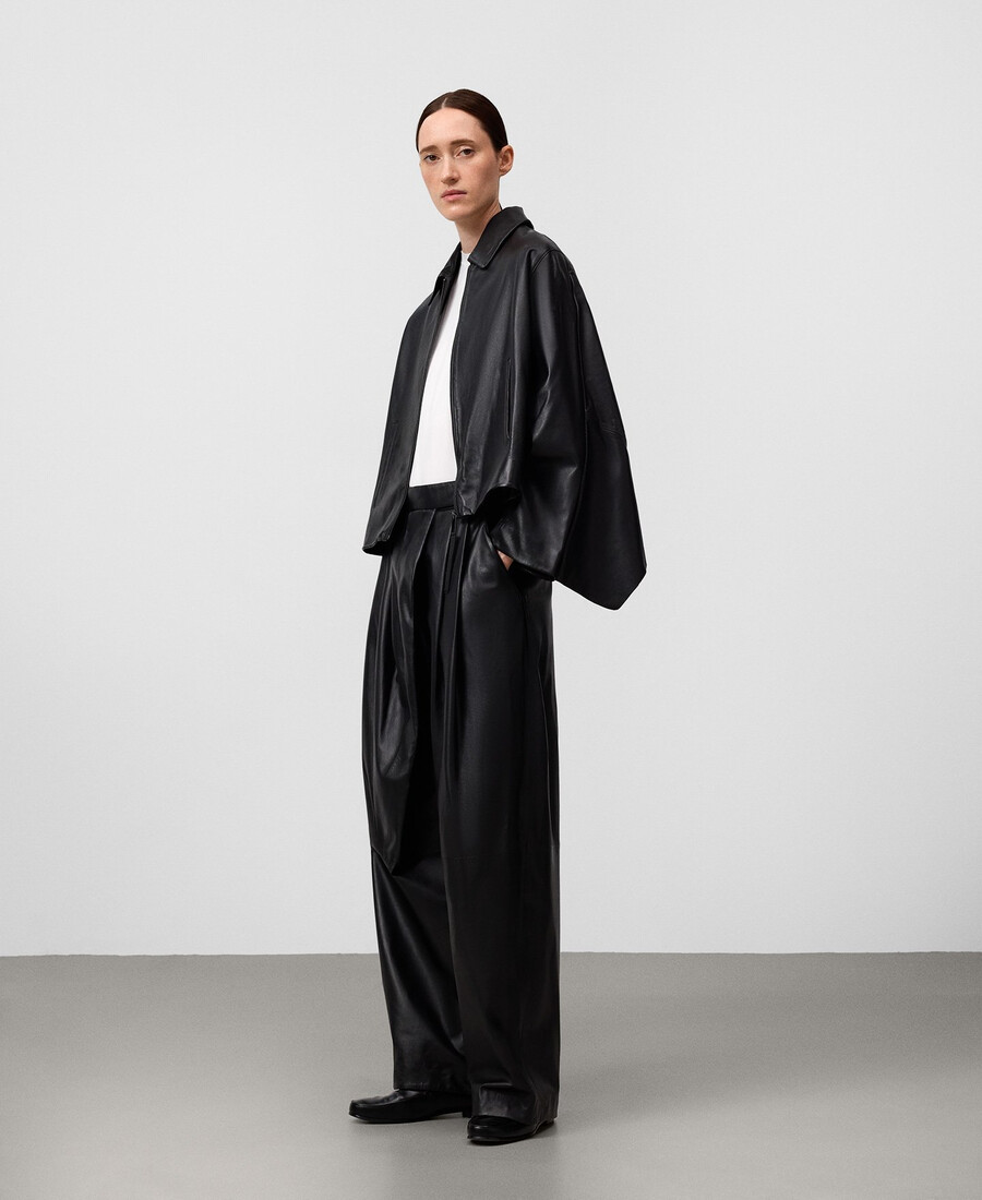 pantalón de piel con pinzas para mujer