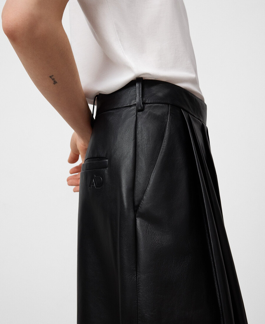 pantalón de piel con pinzas para mujer