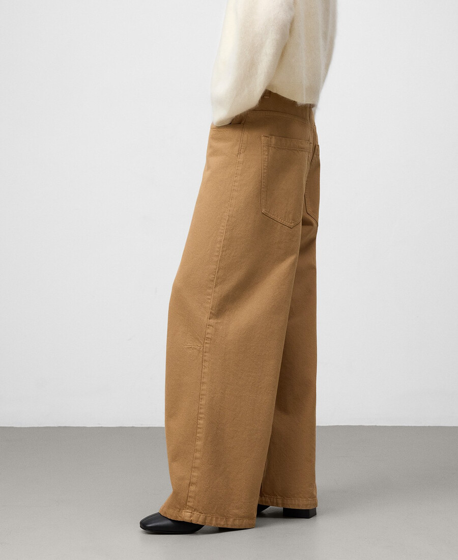 pantalones de mezclilla camel con corte barril para mujer