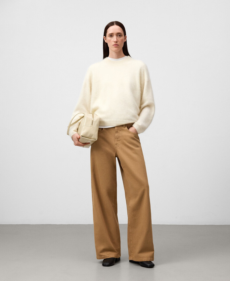 pantalones de mezclilla camel con corte barril para mujer