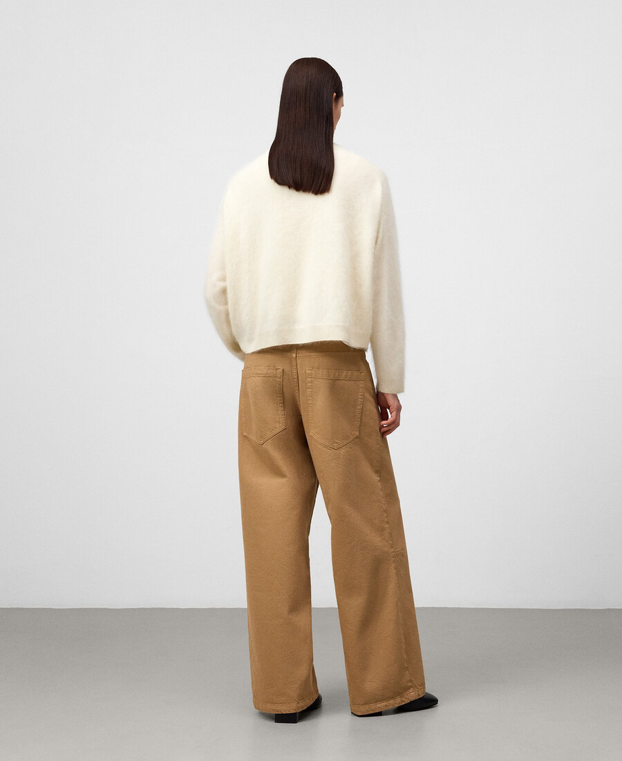 pantalones de mezclilla camel con corte barril para mujer