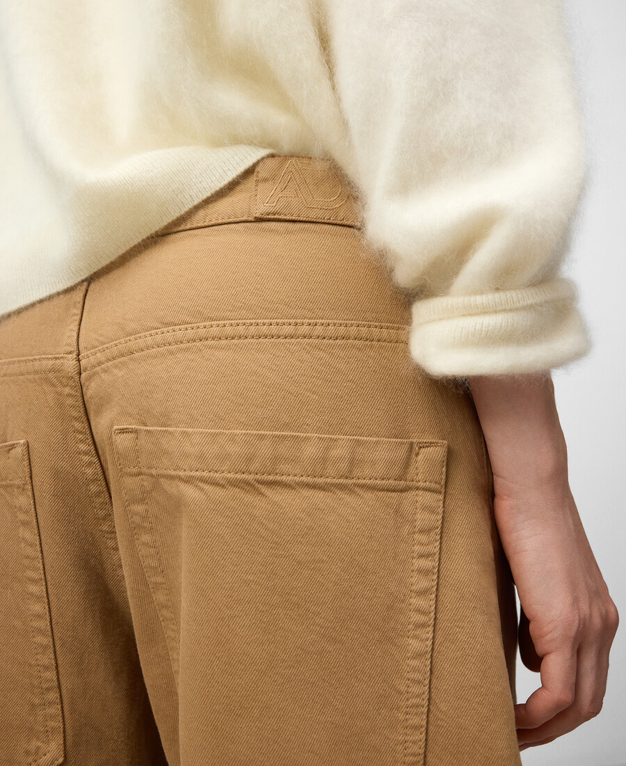 pantalones de mezclilla camel con corte barril para mujer